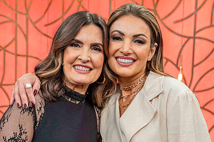 Fátima Bernardes e Patrícia Poeta abraçadas no estúdio do Encontro