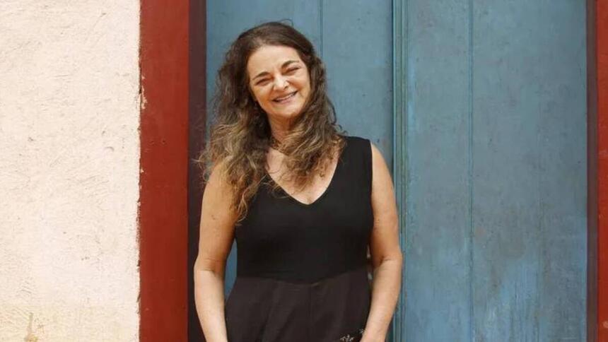 Inês Peixoto em foto posada em frente de uma porta