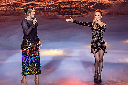 Ivete Sangalo cantando ao lado de Sandy no palco do especial Ivete e os Mascarados