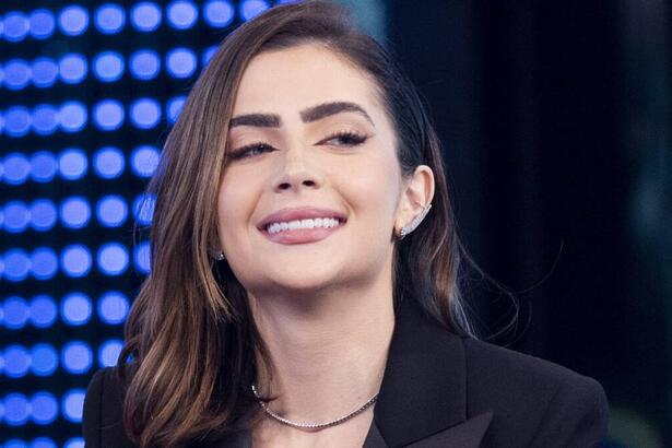 Jade Picon sorrindo no Domingão com Huck