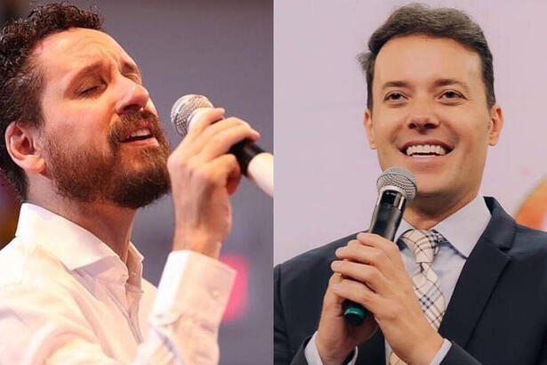 Montagem Leonardo Gonçalves cantando de camisa branca e André Valadão de palitó preto, camisa social azul clara, sorrindo com microfone na mão