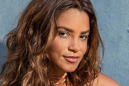Lucy Alves de cabelos longos