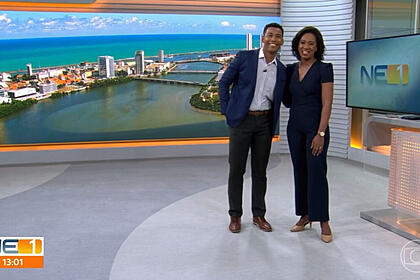 Maristela Niz e Pedro Lins juntos no estúdio do NE1