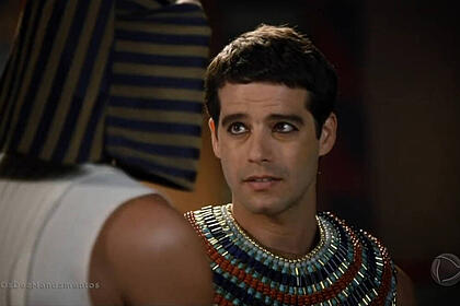 Guilherme winter como moisés em cena da novela os dez mandamentos