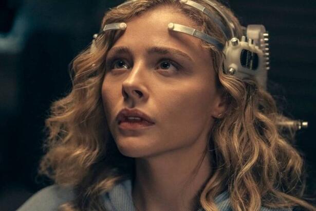 Chloë Grace Moretz com um equipamento na cabeça
