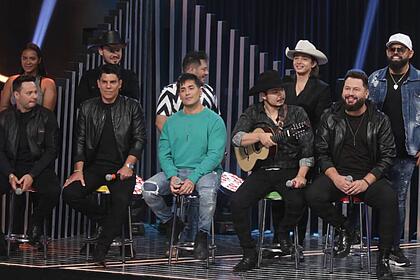 Cantores sertanejos perfilados na bancada do Jogo do banquinho, no Programa Raul Gil