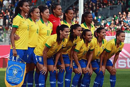 Jogadoras das Seleção Brasileira Feminina perfiladas antes de uma partida