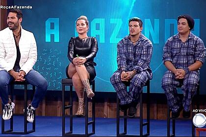 Shay, deolane, thomaz e lucas sentados nos banquinhos da roça, após a formação