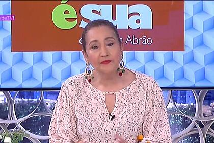 Sonia Abrão sentada na bancada do A Tarde é Sua