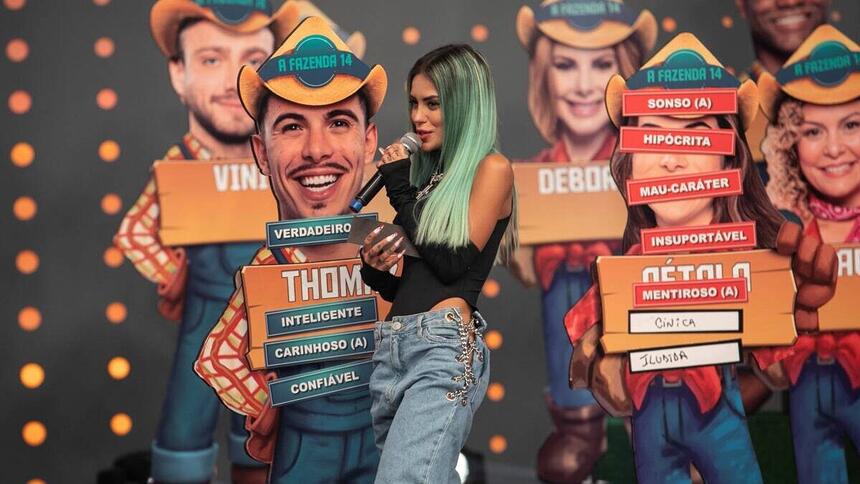 Tati Zaqui em frente aos totens dos peões, em trecho da participação do Hora do Faro