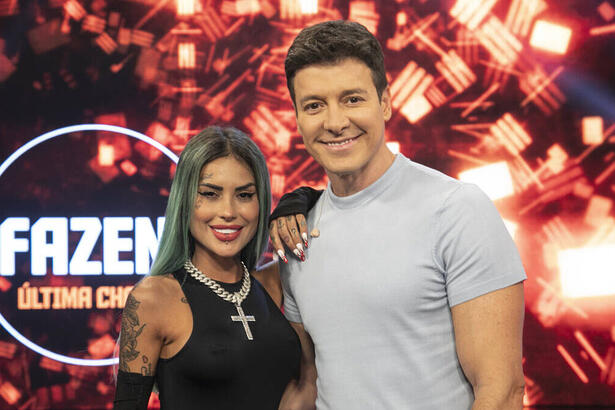 Tati Zaqui abraçada com Rodrigo Faro nos estúdios do Hora do Faro