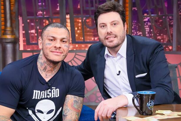 Tiago Toguro ao lado de Danilo Gentili durante gravação do The Noite, do SBT