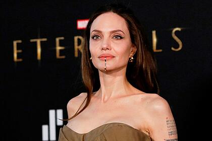 Angelina Jolie de vestido