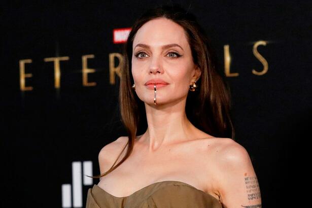 Angelina Jolie de vestido