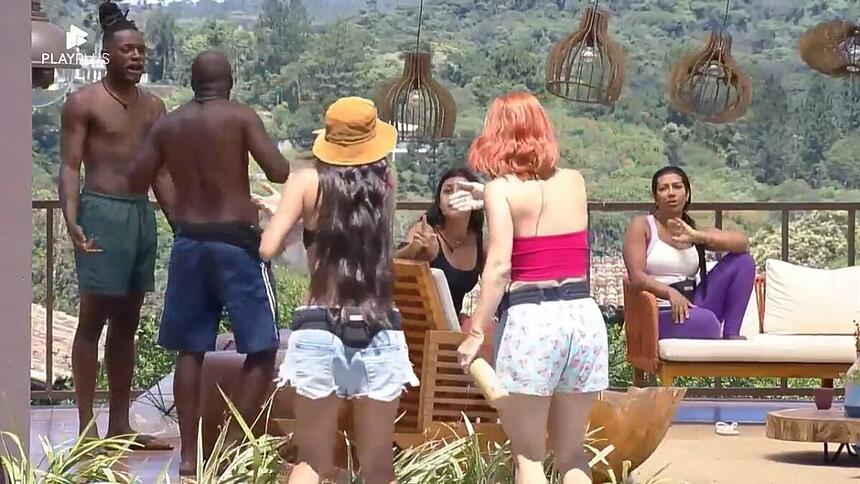 Grupo B e Grupo A discutindo próximo a piscina de A Fazenda 14 após punição de Deolane