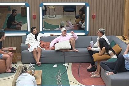 Thomaz, Moranguinho, Deolane, Lucas, Tiago, Bia e Vini se reúnem na sala de A Fazenda 14 para falarem de Deborah