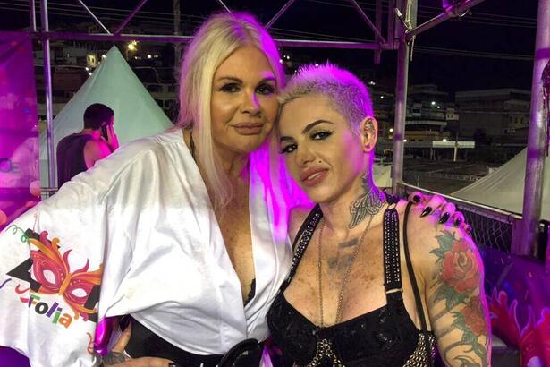 Monique Evans ao lado de Cacá Werneck nos bastidores do Carnaval em Vitória