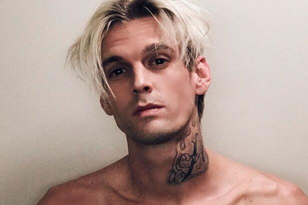 Aaron Carter sem camisa, com as suas tatuagens a mostra