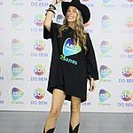 Adriane Galisteu de chapéu de Cowgirl preto nos bastidores do Teleton 2022
