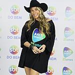 Adriane Galisteu de chapéu de Cowgirl preto nos bastidores do Teleton 2022