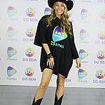 Adriane Galisteu de chapéu de Cowgirl preto nos bastidores do Teleton 2022