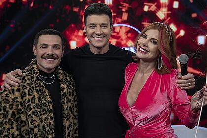 Alex, Rodrigo Faro e Deborah abraçados e sorridentes durante gravação do Hora do Faro
