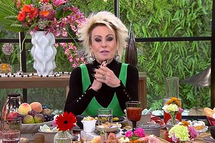 Ana Maria Braga sentada na mesa de café da manhã no estúdio do Mais Você