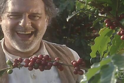 Antonio fagundes (mazenga) em techo da novela o rei do gado, no meio de uma plantação