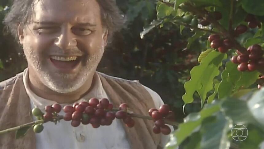Antonio Fagundes (Mazenga) em techo da novela O Rei do Gado, no meio de uma plantação