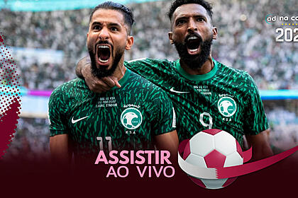Jogadores Saleh Al-Shehri e Firas Al-Buraikan com a camisa da Arábia Saudita, na arte de onde assistir ao jogo Polônia x Arábia Saudita