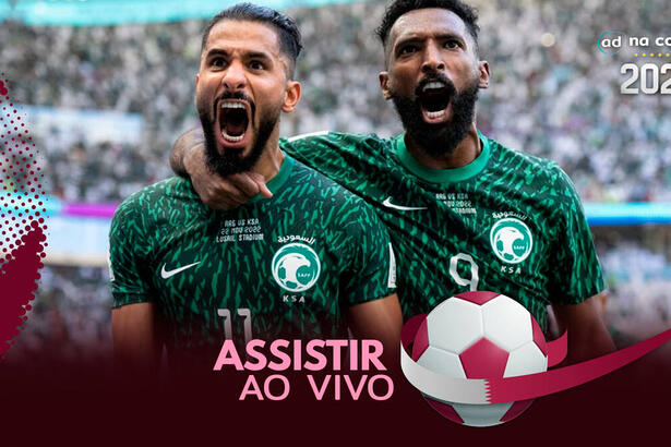Jogadores Saleh Al-Shehri e Firas Al-Buraikan com a camisa da Arábia Saudita, na arte de onde assistir ao jogo Polônia x Arábia Saudita