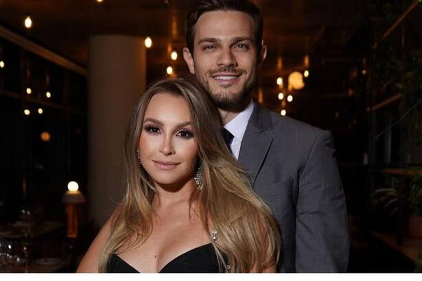 Carla Diaz ao foto posada com Felipe Becari