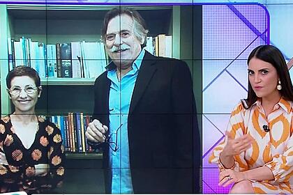 Chris flores no estúdio do fofocalizando no sbt, por trás dela está um telão com a foto de cássia kis e josé de abreu nos bastidores de uma novela