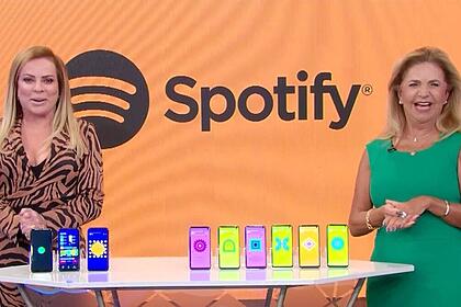Christina Rocha ao lado de Aracy no palco do Casos de Família, as duas estão sorrindo fazendo merchan do Spotify