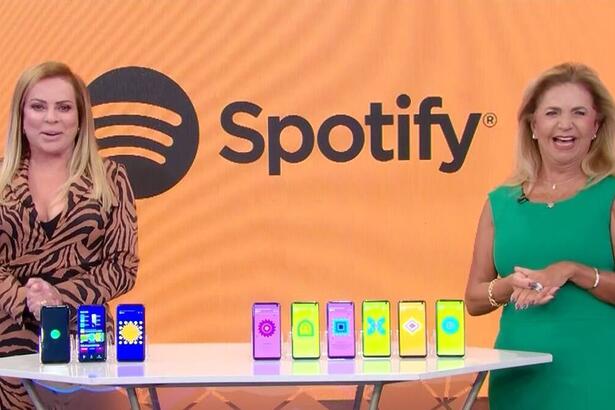 Christina Rocha ao lado de Aracy no palco do Casos de Família, as duas estão sorrindo fazendo merchan do Spotify