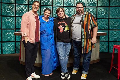 Veronica Debom, Lucas Salles e Fábio de Luca abraçados com Fábio Porchat