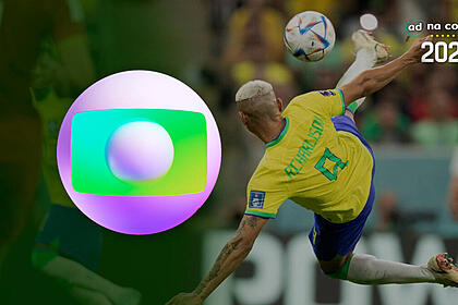 Richarlison, camisa novela da seleção brasileiro, dando um voleio na bola, no jogo entre brasil e servia, pela copa do mundo, em montagem com o logo da globo com o interior verde
