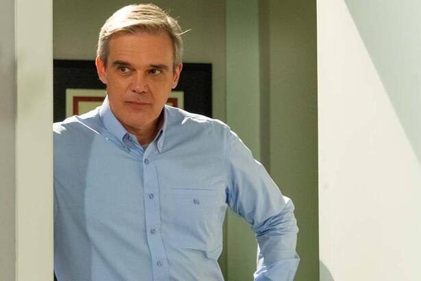 Dalton Vigh, posando como Otto, em trecho da novela Poliana Moça