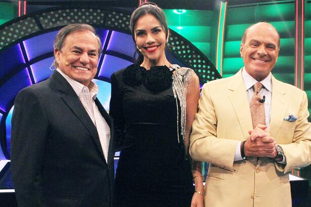 Daniela Albuquerque e Ronnie Von sorrindo ao lado do apresentador Marcelo de Carvalho durante gravação de O Céu é o Limite, da RedeTV!
