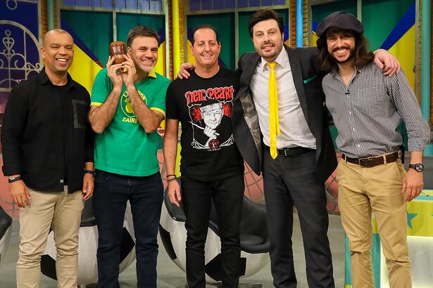 Benjamin Back, Mauro Beting e Luiz Alano abraçados com Danilo Gentili e assistente de palco durante gravação do The Noite, do SBT