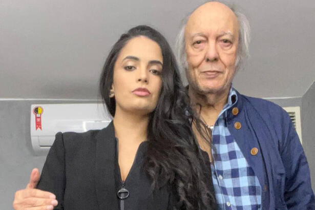 Fernanda Esteves e Erasmo Carlos abraçados, em uma foto posada
