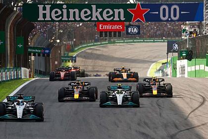 Vários carros de F1, de diferentes equipes, em trecho da largada do GP de São Paulo, direto do Autódromo de Interlagos