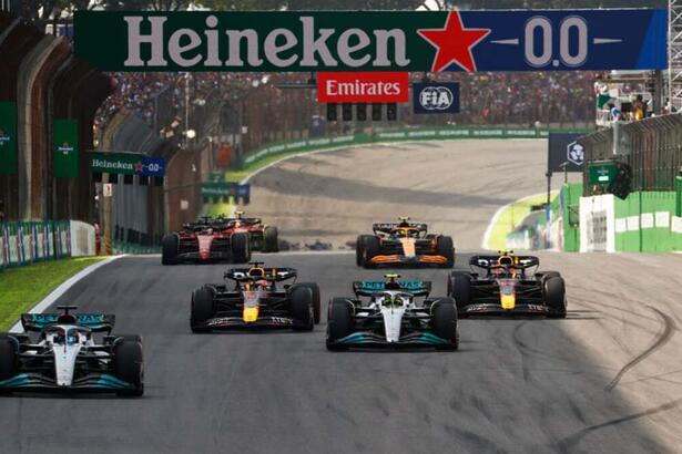 Vários carros de F1, de diferentes equipes, em trecho da largada do GP de São Paulo, direto do Autódromo de Interlagos