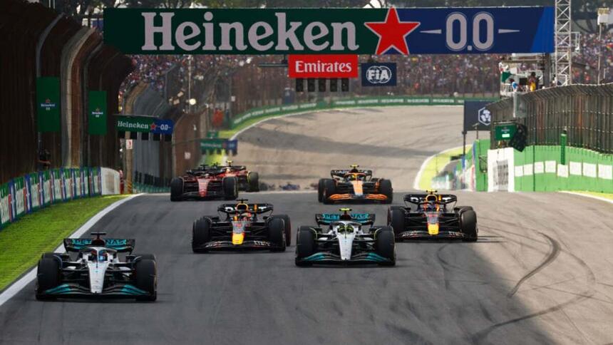 Vários carros de F1, de diferentes equipes, em trecho da largada do GP de São Paulo, direto do Autódromo de Interlagos