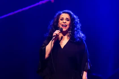 Gal Costa em trecho de um show