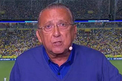 Galvão Bueno uniformizado, em trecho de transmissão in loco da TV Globo em um estádio de futebol