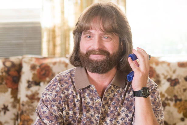 Ator Zach Galifianakis, em trecho do filme Gênios do Crime, exibido pelo SBT no Cine Espetacular
