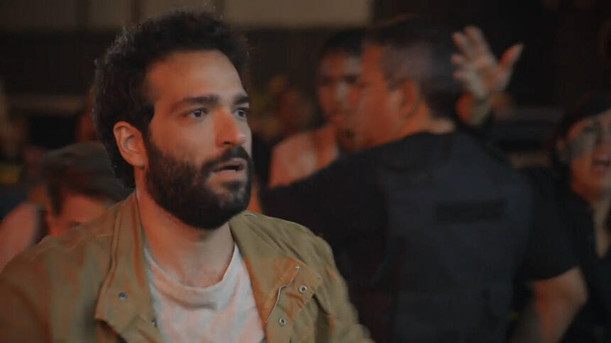 Personagem Rafael, vivido por Humberto Carrão, chega no local do incêndio na novela Todas As Flores
