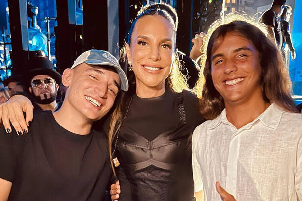 João Gomes, Ivete Sangalo e Marcelo posando juntos, abraços, nos bastidores do show na Bahia