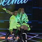 Joelma com look verde durante performance no Teleton 2022